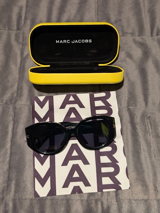Marc Jacobs Accessories - New Marc Jacobs Women’s Black Sunglasses with Yellow Case - Full Set